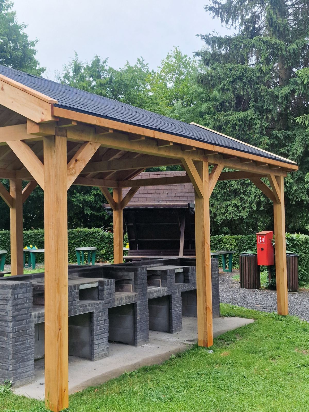 Houten overkapping bij de barbecue
