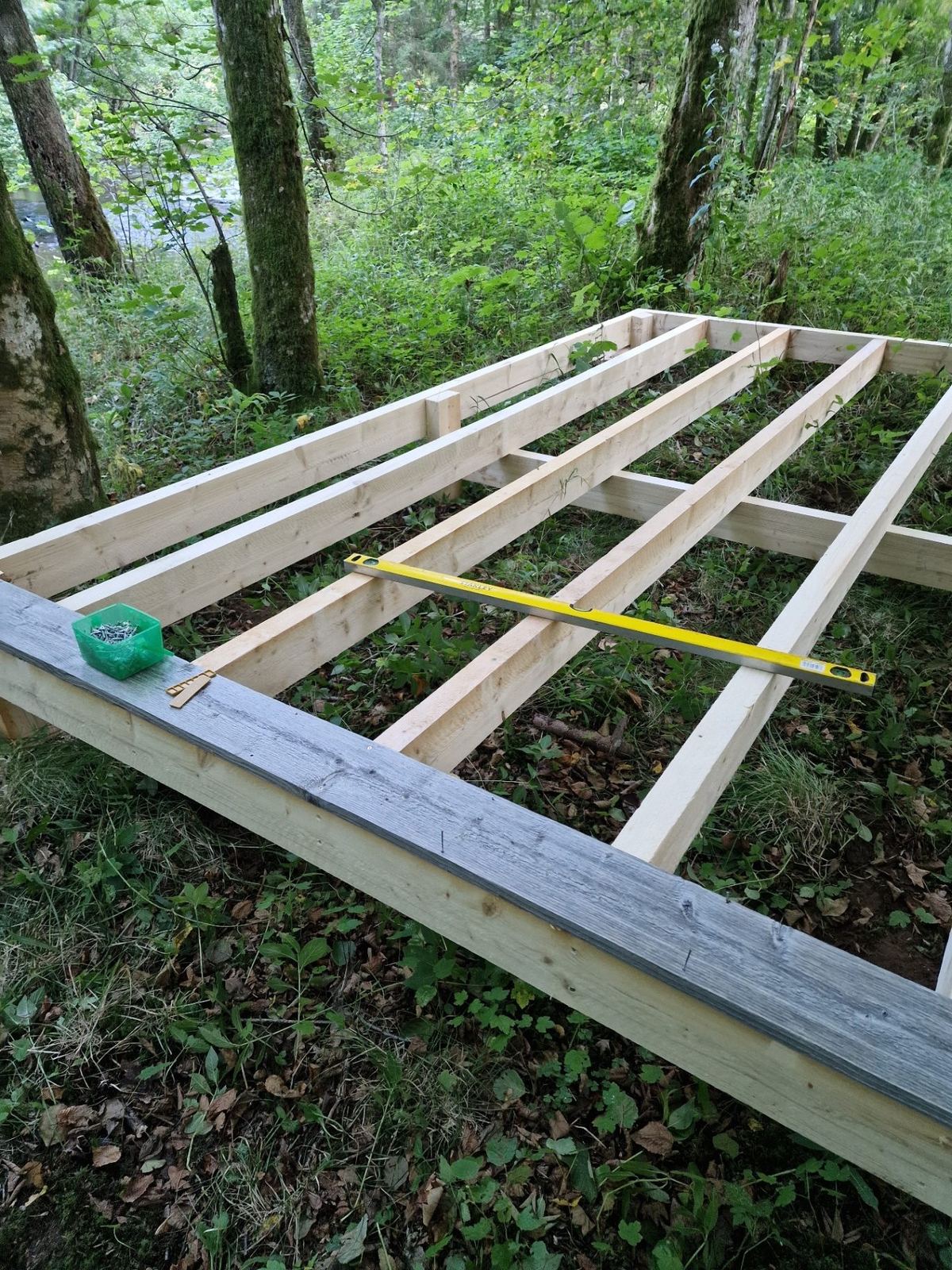 Draagconstructie tussen de bomen