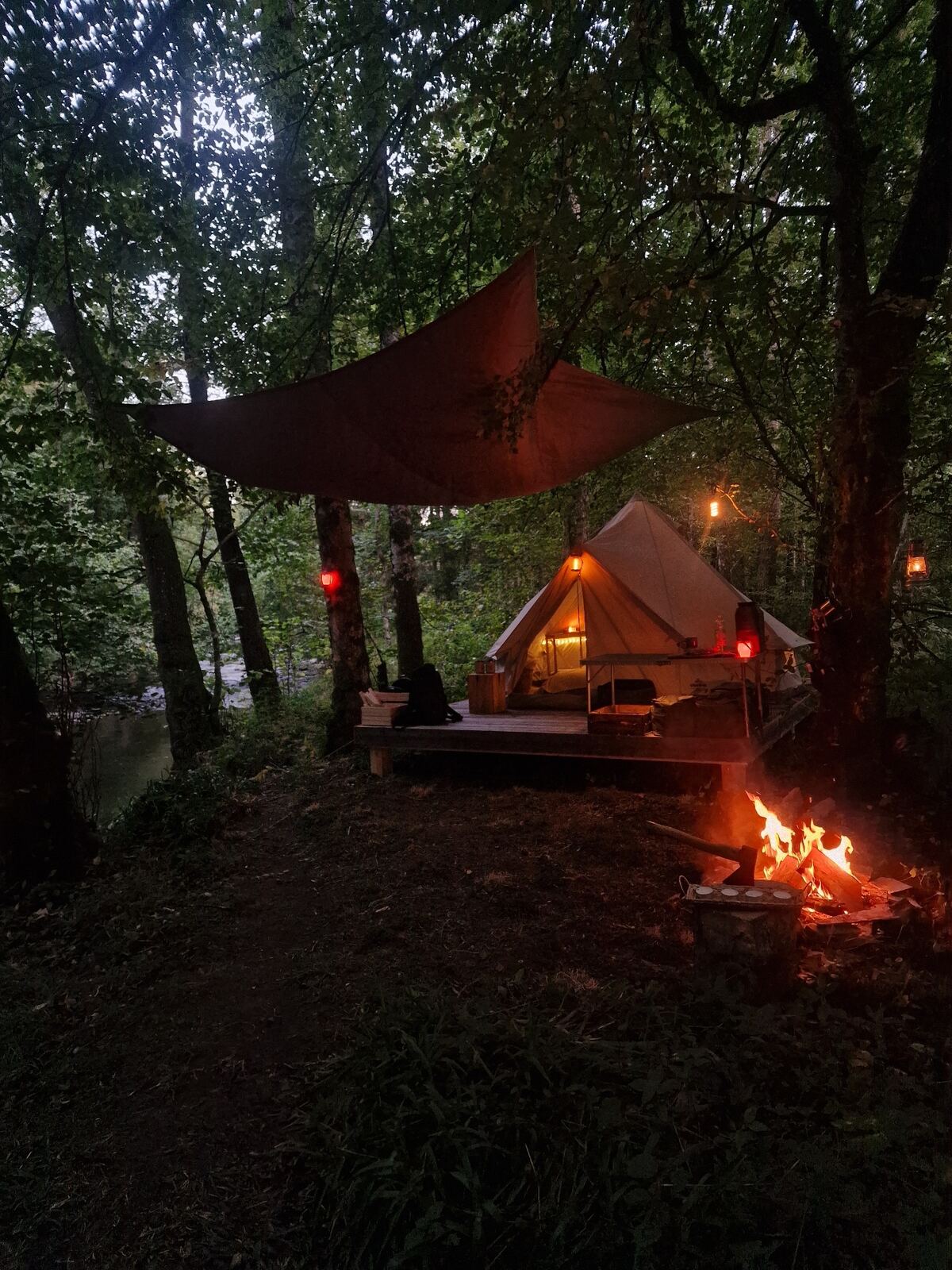 Bell tent bij het kampvuur