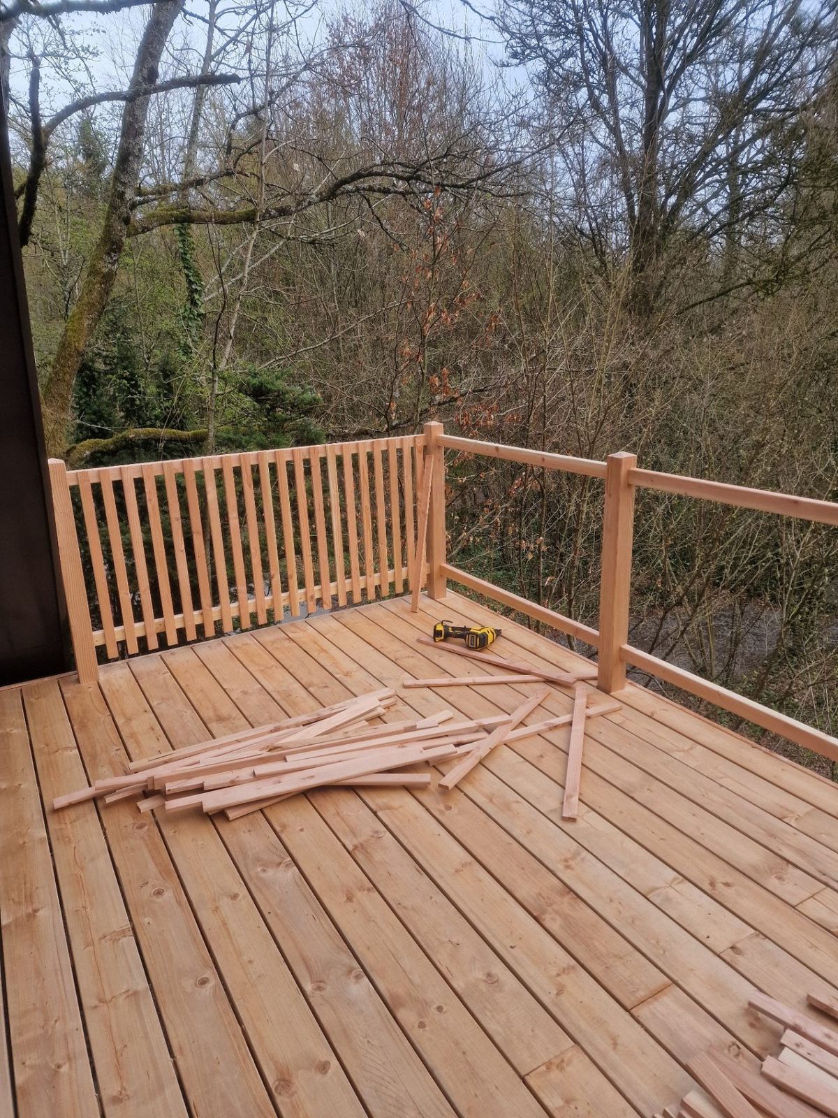 Terras tussen de bomen